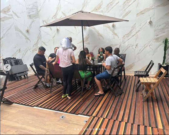 Deck de madeira com piscina